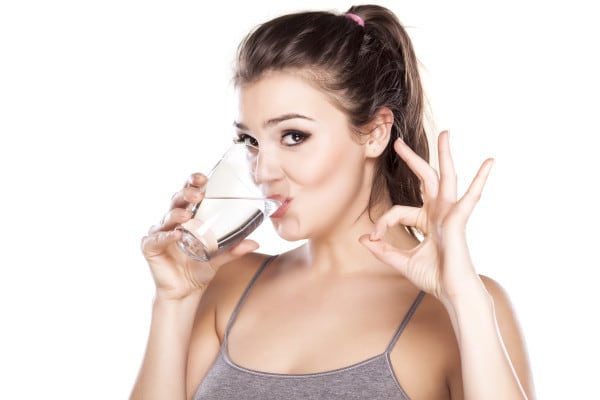 uống nhiều nước là thực phẩm tốt cho người bệnh sỏi thận